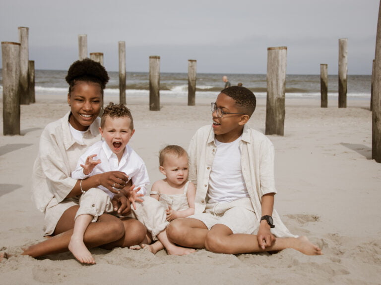 strand familiefoto portret moeder vader kinderen portretfoto familiefotoshoot