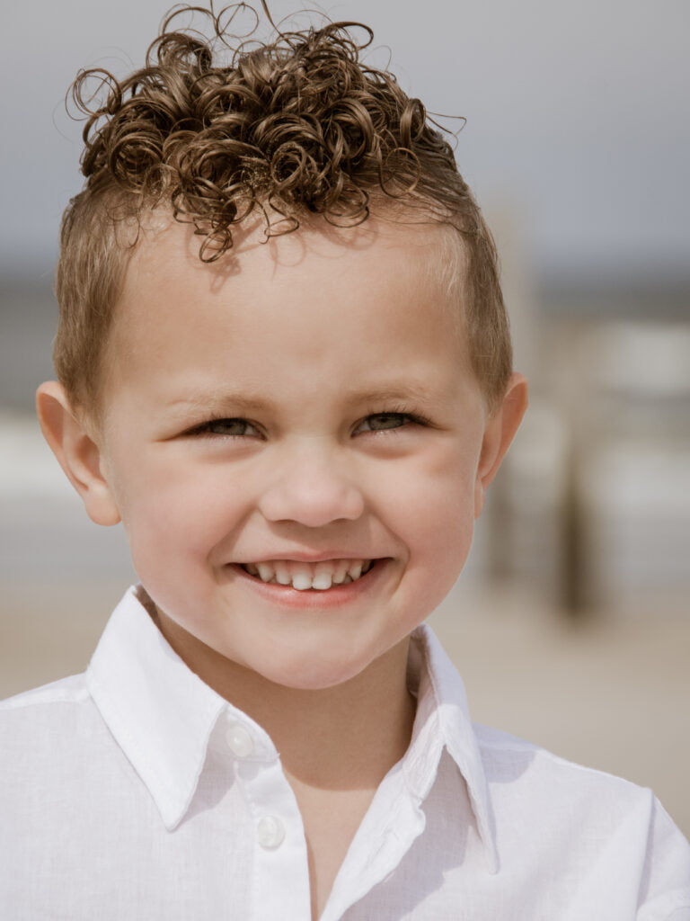 grote glimlach kind jongen portret foto fotoshoot portretfoto strand