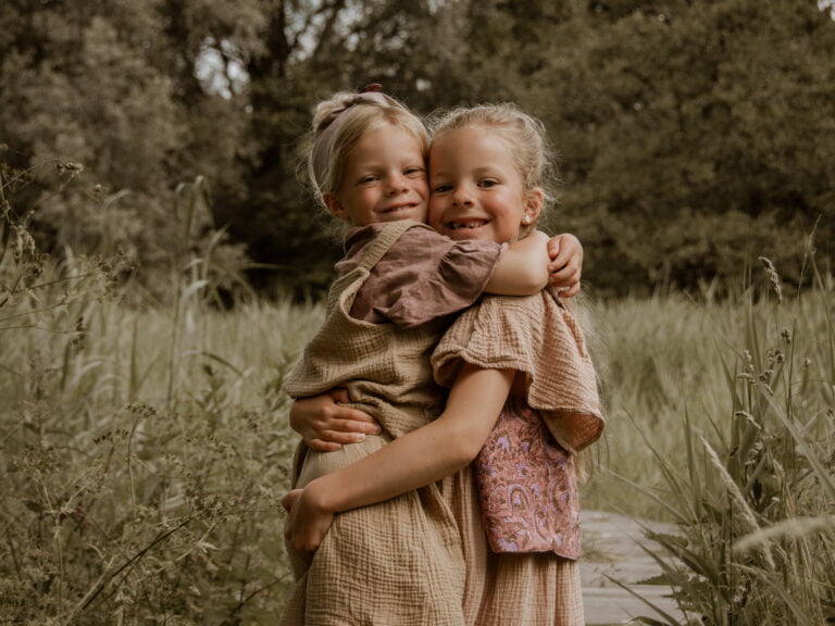 zusjes portret knuffel fotoshoot familiefoto portretfoto