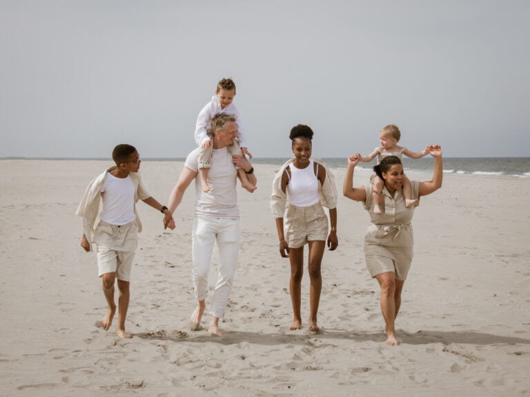 Grote familie strandfoto- hand in hand