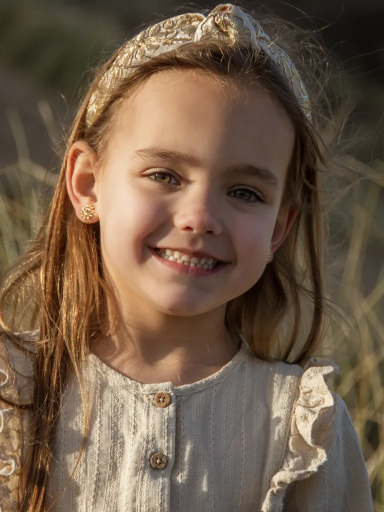 meisje lachen portret familieshoot portretfoto portretfotoshoot soloportret