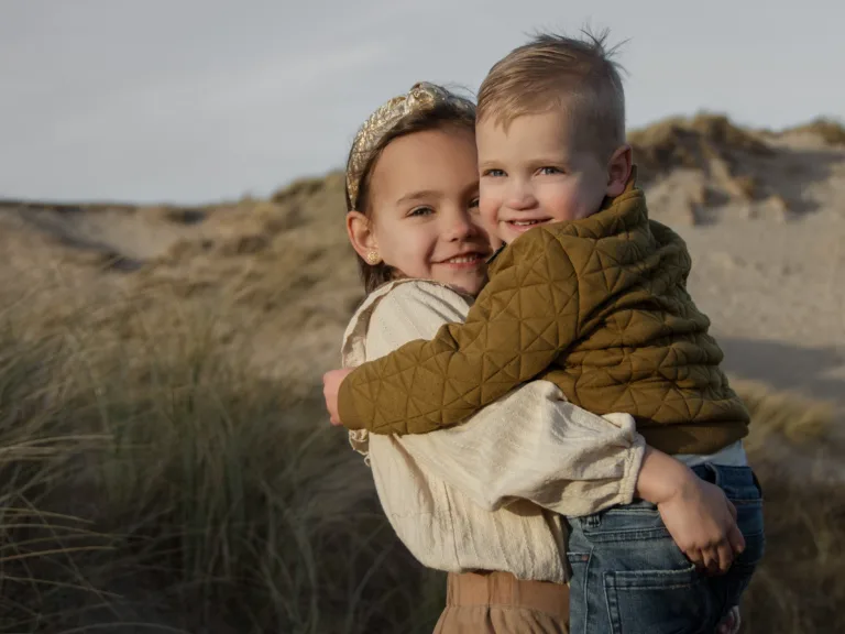 knuffel broer zus portret familiefoto familiefotoshoot portretfoto duinen