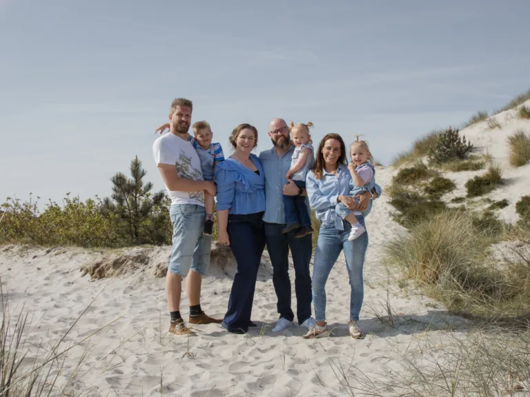 grote familie duinen fotoshoot portretfoto moeder vader kinderen