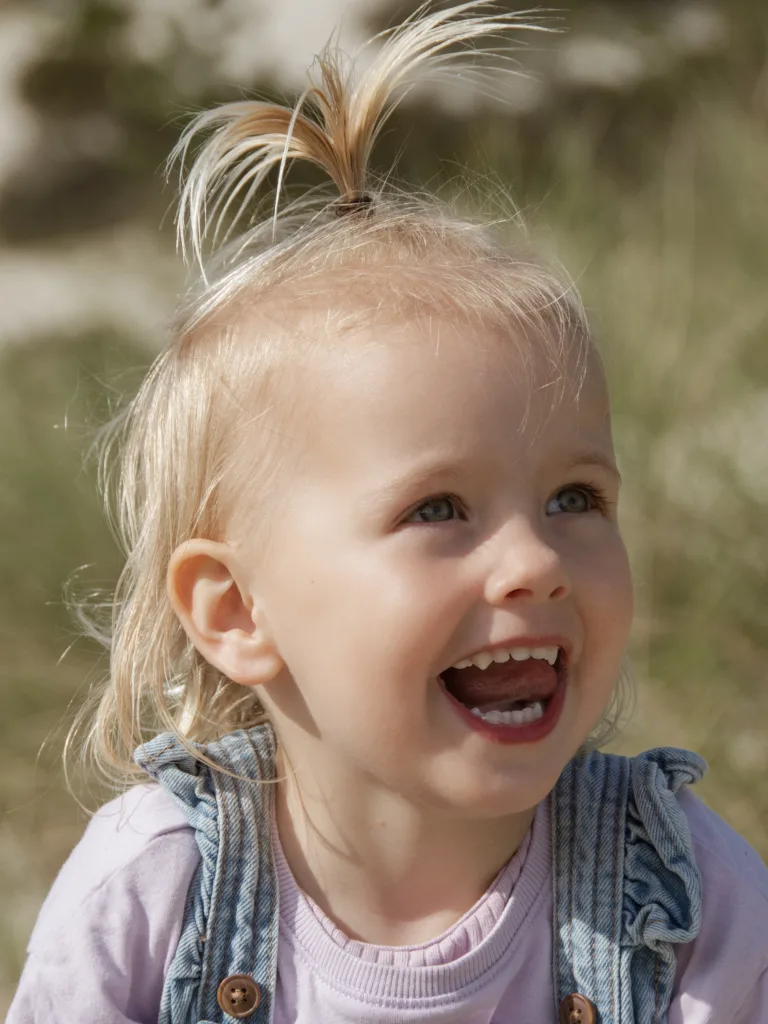 glimlach portret klein meisje fotoshoot portretfoto portretfotoshoot staartje