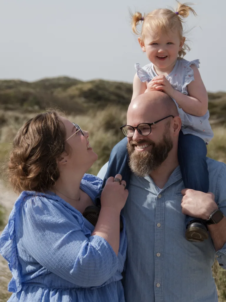 familieshoot moeder kind vader duinen portretfoto glimlach