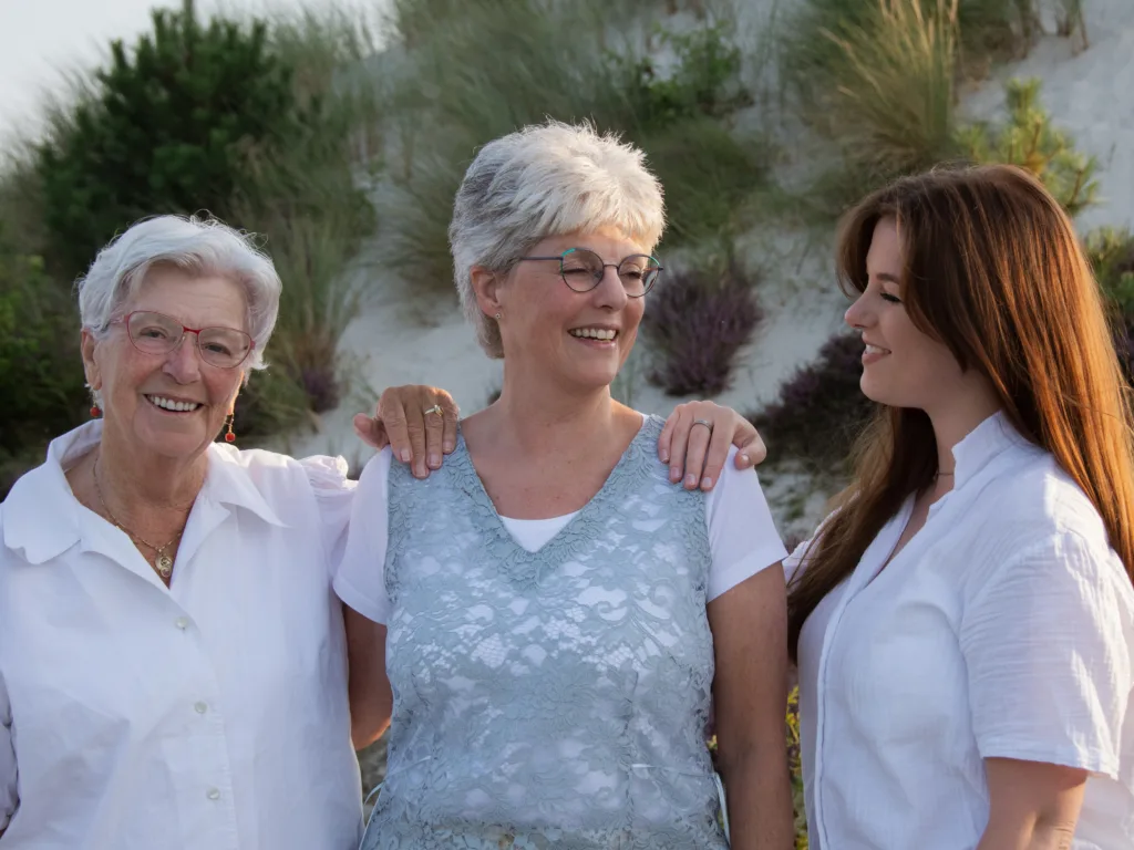 familieportret familiefotoshoot dochter moeder oma duinen