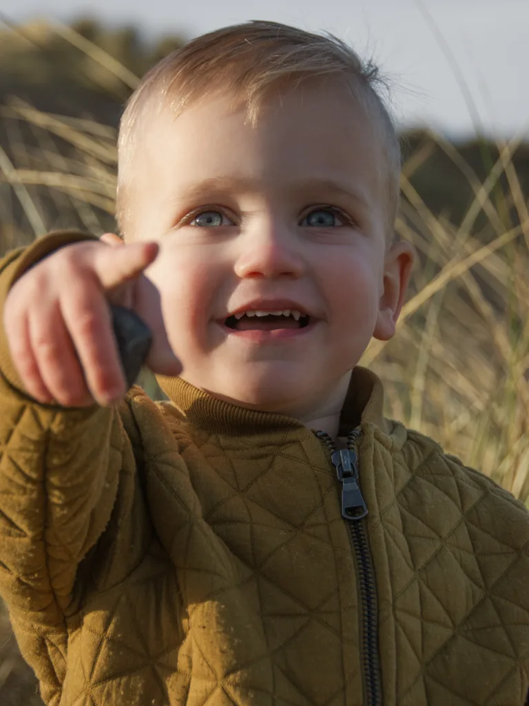 jongen portret lachen portretfoto wijzen
