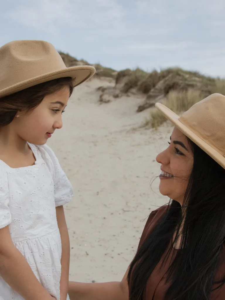moeder dochter portret hoeden fotoshoot duinen