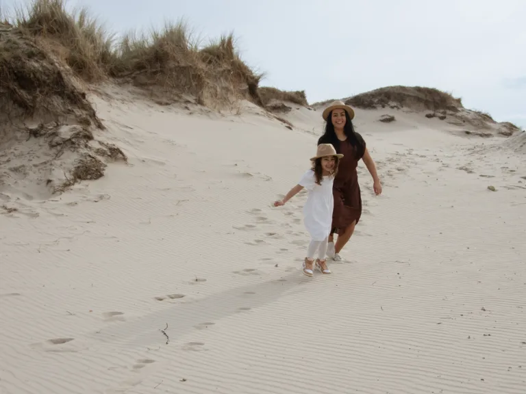 moeder dochter portret familieshoot duinen