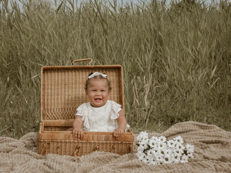 meisje baby koffer fotoshoot babyshoot new born